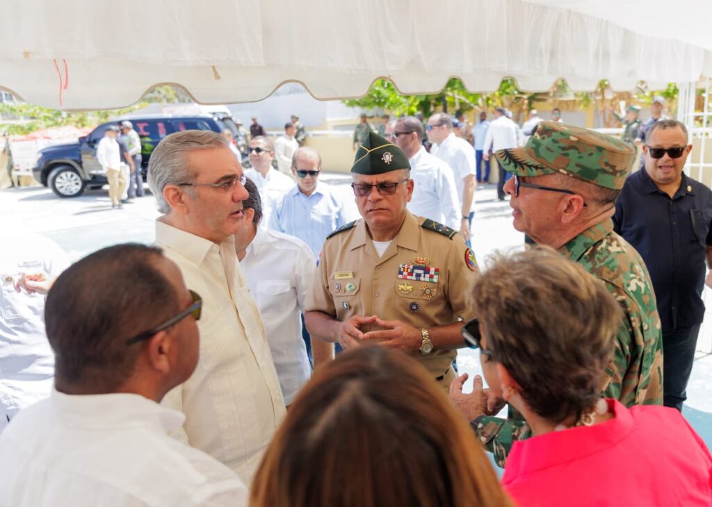 La jornada fue encabezada por el jefe de Estado, acompañado por el Ministro de Defensa, Teniente General Carlos Antonio Fernández Onofre, ERD; la gobernadora Claritza Rochtte, la senadora Ginette Bournigal de Jiménez, el Ministro de la Presidencia José Ignacio Paliza y el alcalde de Puerto Plata, Roque García Núñez, junto a otras autoridades civiles y militares.