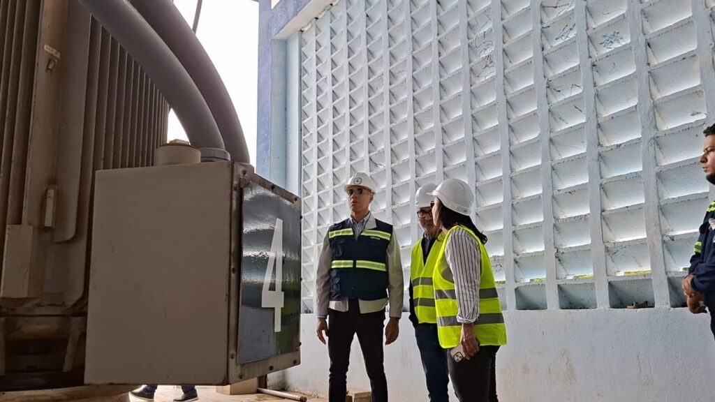 Director de Coraasan supervisa sistemas junto a técnicos ante el paso de la tormenta Melissa