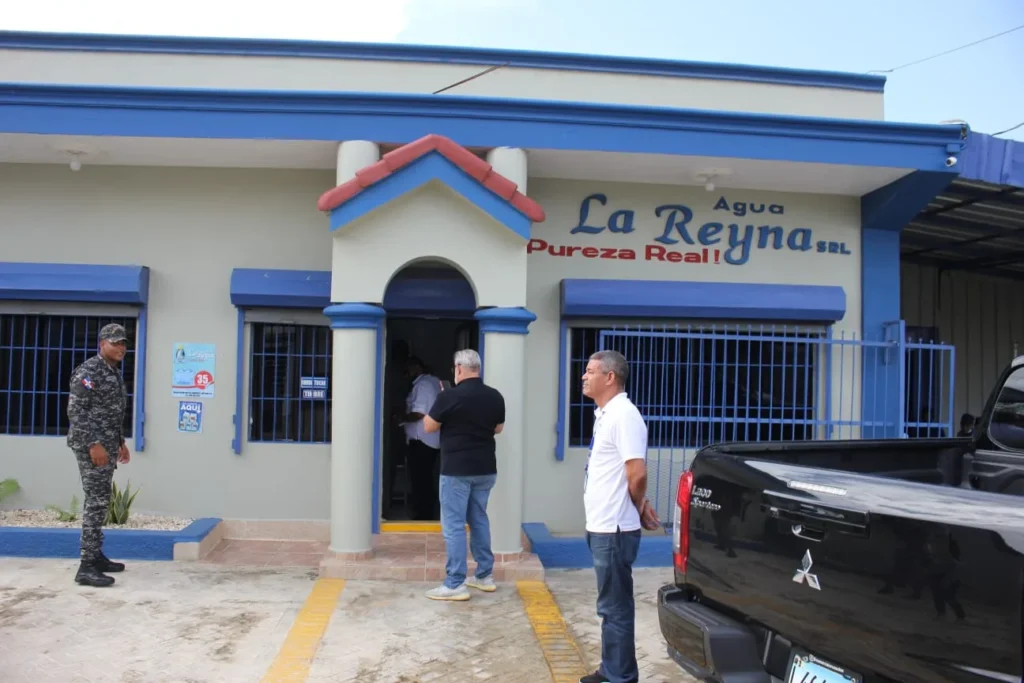 Salud pública cierra embotelladora en Santiago para evitar riesgos sanitarios