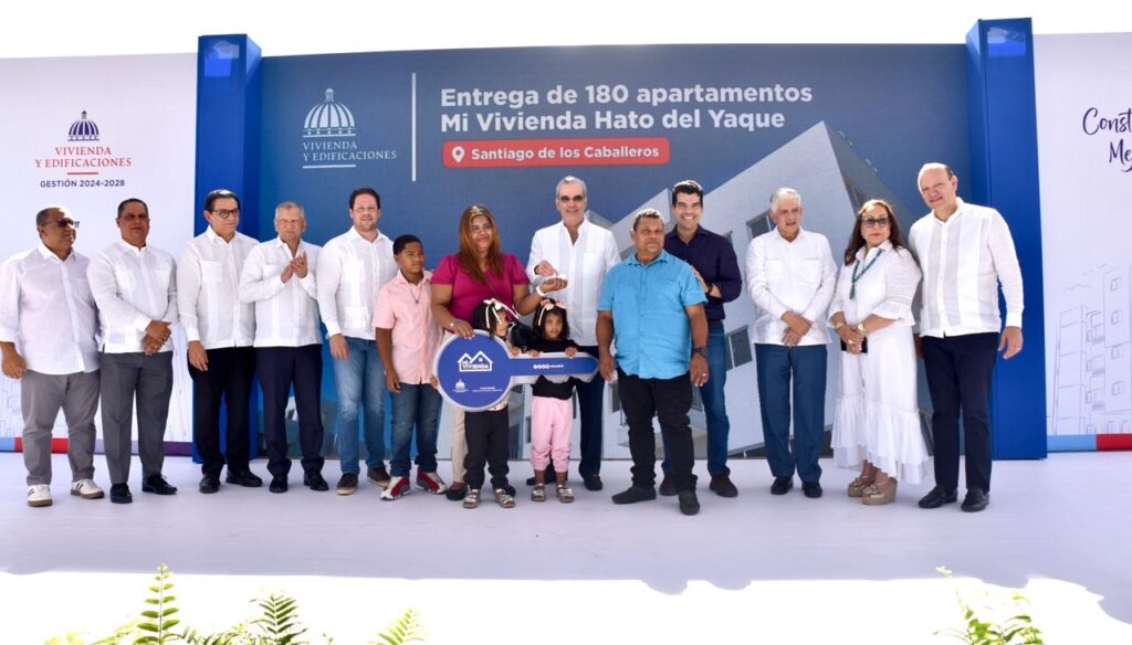 Presidente Abinader inaugura en Hato del Yaque de Santiago 180 viviendas que beneficiarán a cientos de familias y una escuela que favorecerá a 650 estudiantes