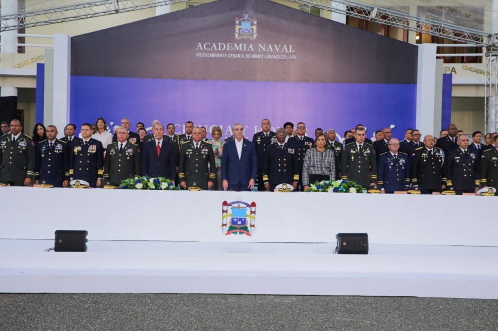 Presidente Abinader encabeza graduación de 26 Damas y Caballeros Guardamarinas