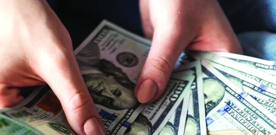 Entra en vigor impuesto de 1% a las remesas desde USA