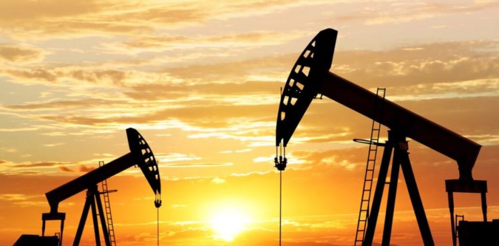 Trump agregó que él será el encargado de controlar el dinero de la venta del petróleo en el mercado local “para garantizar que se utilice en beneficio del pueblo venezolano y de Estados Unidos”.