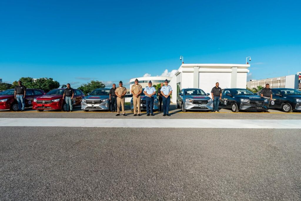 Ministerio de Defensa fortalece la formación técnica de las Escuelas Vocacionales con entrega de nuevos vehículos