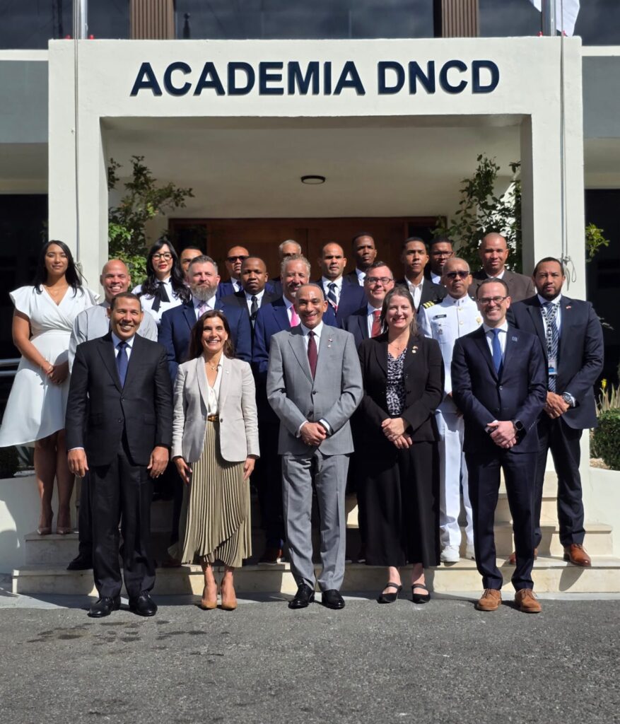 EMBAJADORA DE EE.UU. Y PRESIDENTE DNCD CLAUSURAN PRIMER CICLO DE CAPACITACIÓN EN DESMANTELAMIENTO DE LABORATORIOS CLANDESTINOS