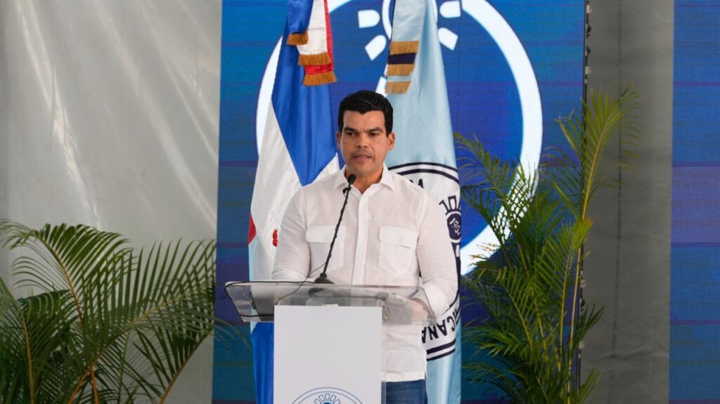 Presidente Luis Abinader y director del INAPA, Wellington Arnaud, inauguran obras en Azua