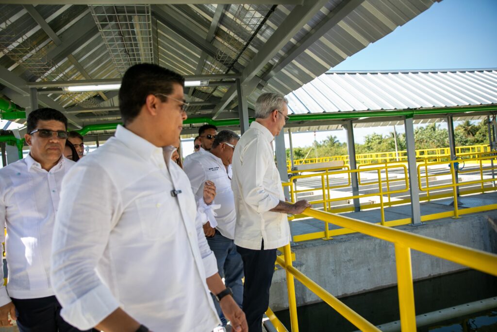 Mandatario afirma que su Gobierno ha asumido con planificación y continuidad la solución estructural del abastecimiento de agua potable en el Gran Santo Domingo y anuncia nuevos proyectos que garantizarán el suministro de agua por los próximos 20 años.