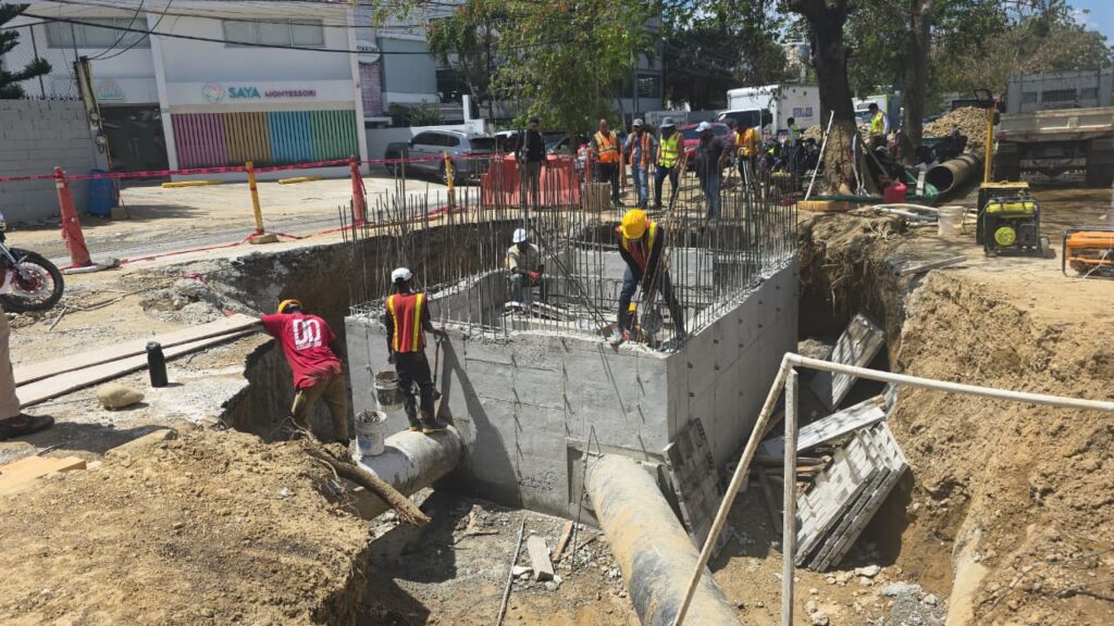 En fase final trabajos de corrección de avería e instalación de válvula en Av. 27 de Febrero