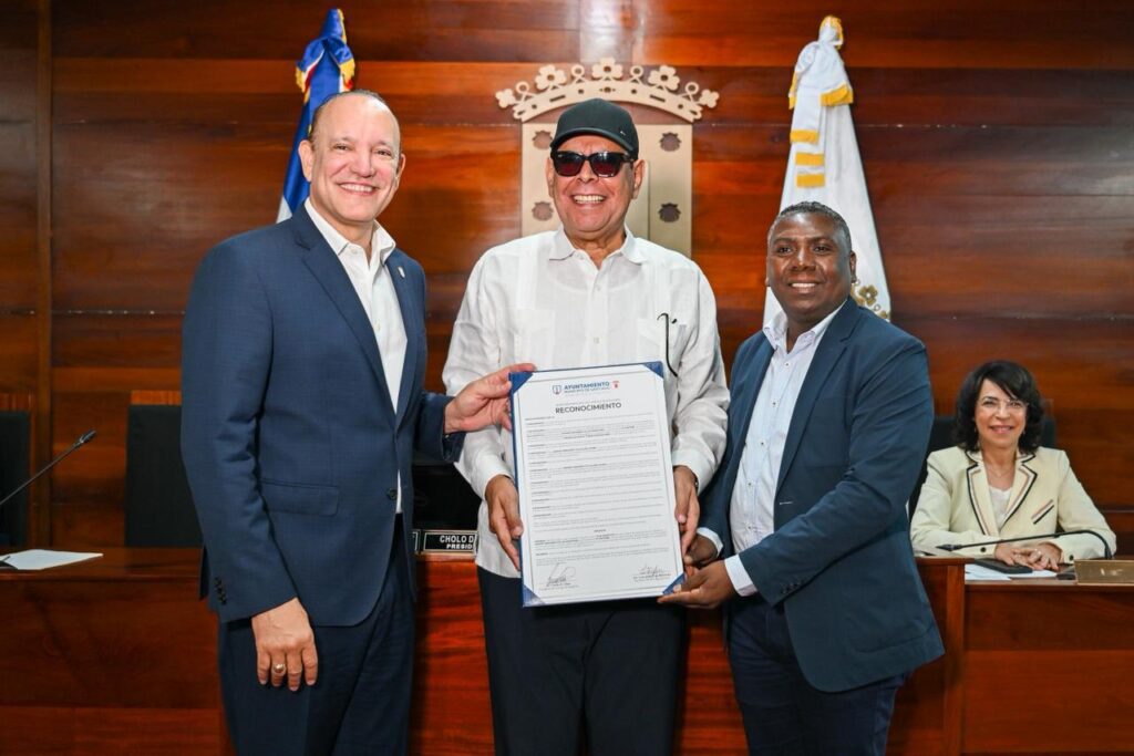Ayuntamiento de Santiago declara a Fernando Villalona como Hijo Adoptivo de la ciudad