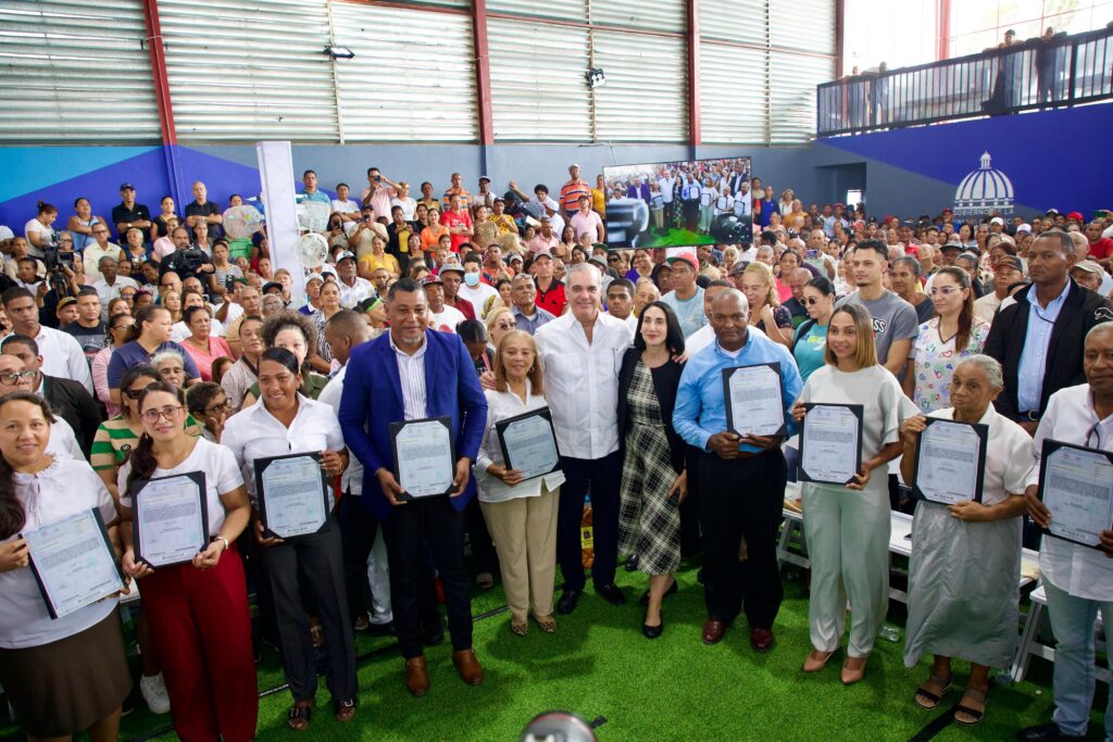 Presidente Abinader entrega 1,025 títulos de propiedad en Hato del Yaque elevando a 7,632 los otorgados en la provincia de Santiago