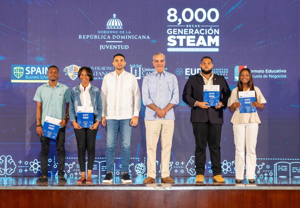 Presidente Abinader entrega 8,000 becas del programa Generación STEAM para fortalecer la formación de jóvenes dominicanos en áreas estratégicas para el futuro del país