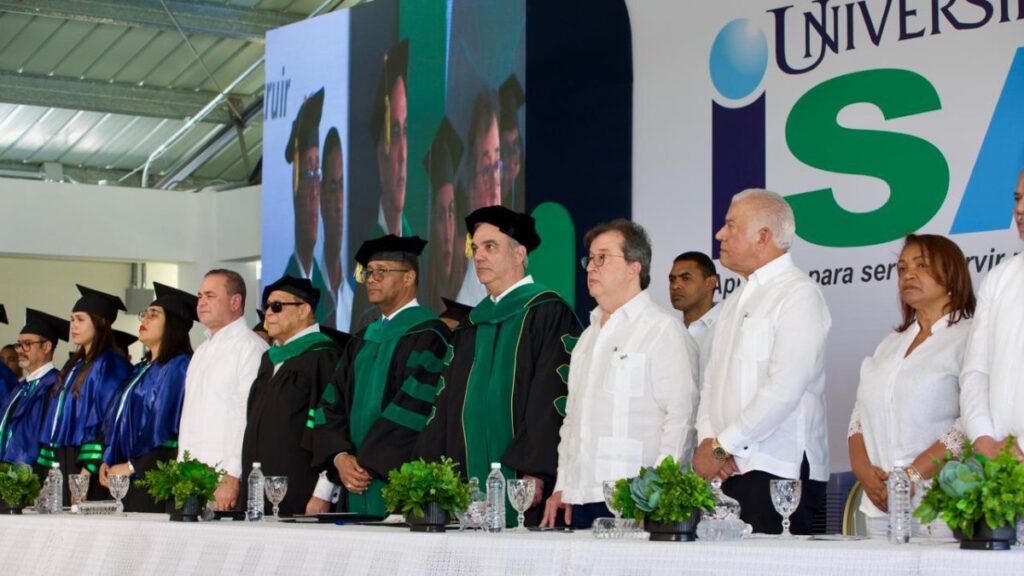 Luis Abinader encabeza primera graduación del Recinto Sur de la Universidad ISA en San Juan