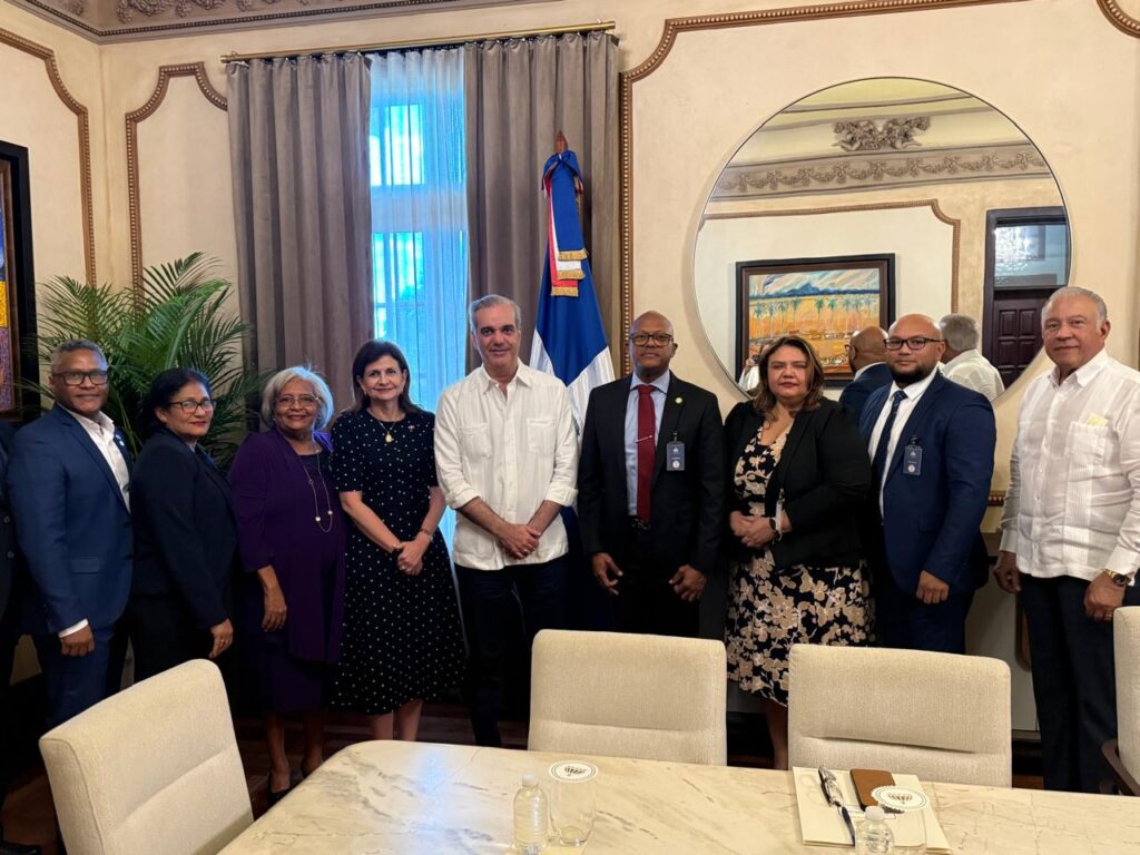 Presidente Luis Abinader se reúne con la directiva del Colegio Médico Dominicano (CMD)