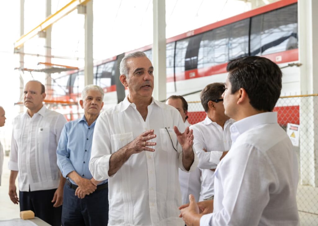 Presidente Abinader supervisa avances del Monorriel de Santiago; obra civil estaría completada en agosto y las pruebas dinámicas de movimiento de trenes se realizarían en último trimestre del año El proyecto alcanza un 92.6 por ciento de ejecución y está previsto dejarlo en marcha en blanco diciembre de este año .