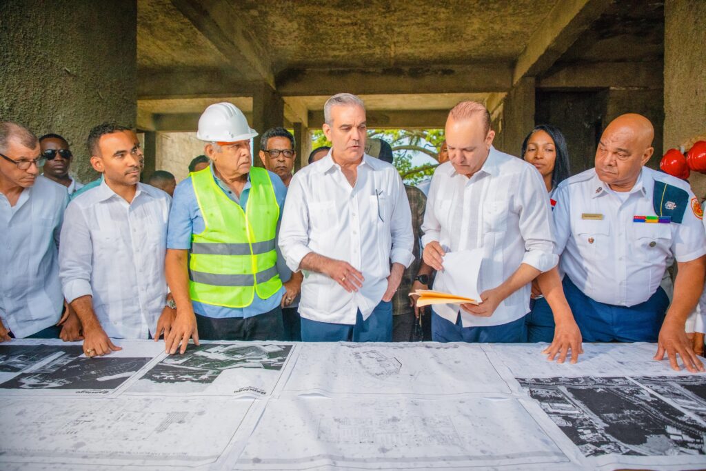 Presidente Luis Abinader supervisa avances del nuevo cuartel y la Escuela Regional Norte del Cuerpo de Bomberos de Santiago.