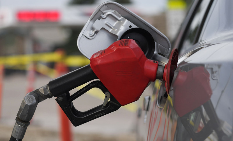 Gobierno rebaja RD$3 y RD$5 a los precios de las gasolinas